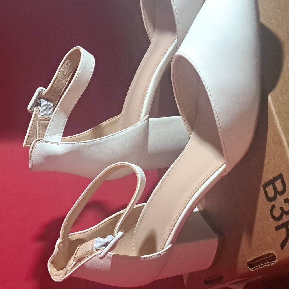 Elegant White Block Heel Sandals Size 9 1/2.